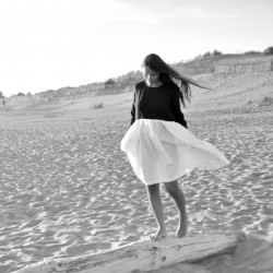 Bicolor pleated dress, long sleeves, black and white linen