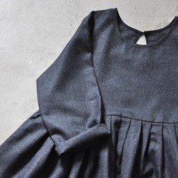 Robe à plis manches longues, lainage gris sombre