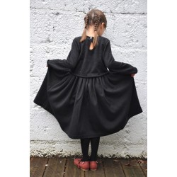 Robe à plis manches longues, lainage gris sombre