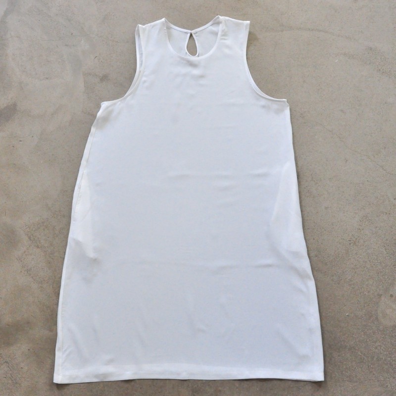 Robe évasée sans manche, soie blanche