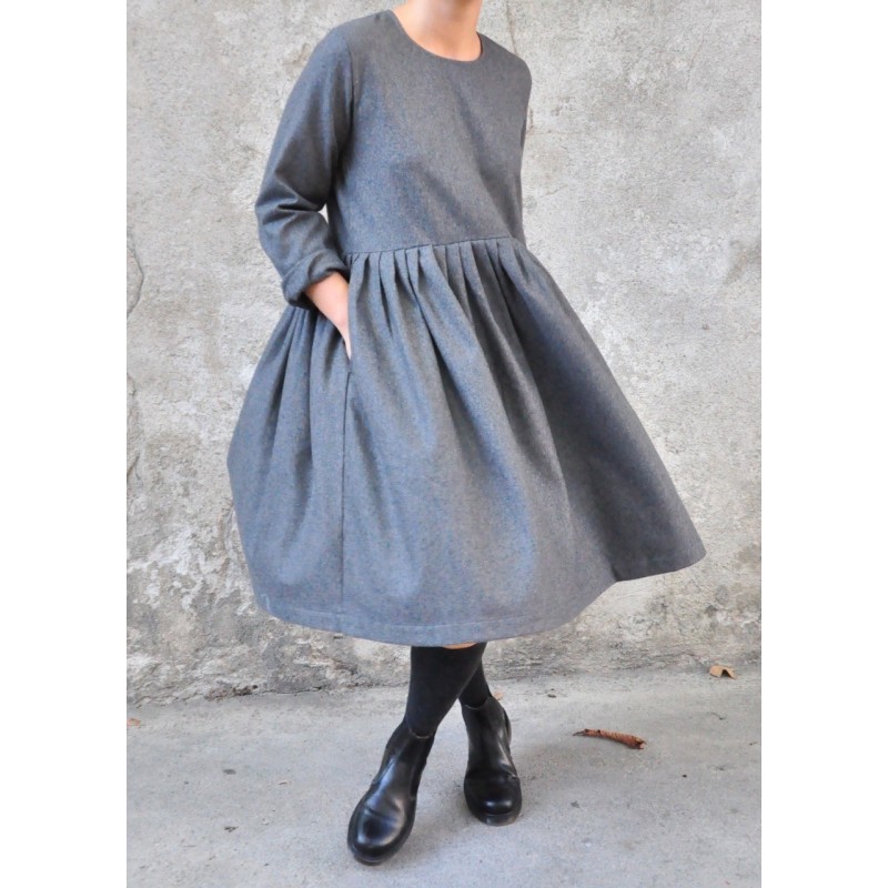 Robe à plis manches longues, lainage gris