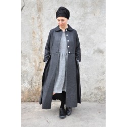 Manteau à plis, drap gris