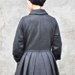 Manteau à plis, drap gris