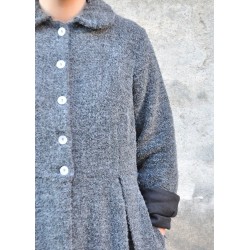 Pleated coat, curly wool drap