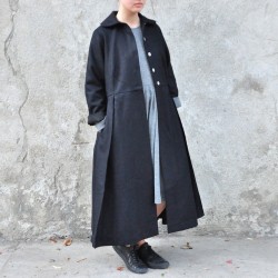 Pleated coat, black wool drap