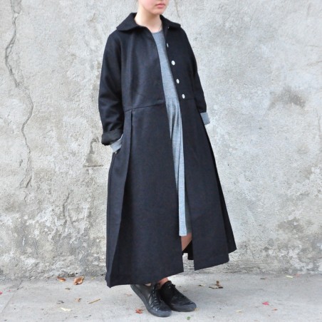 Pleated coat, black wool drap