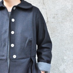 Manteau à plis, drap noir