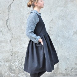 Robe à plis sans manches Uniforme, lin blanc