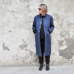 Manteau sculpteur, jean bleu