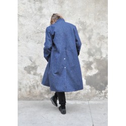 Manteau sculpteur, jean bleu