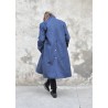 Manteau sculpteur, jean bleu