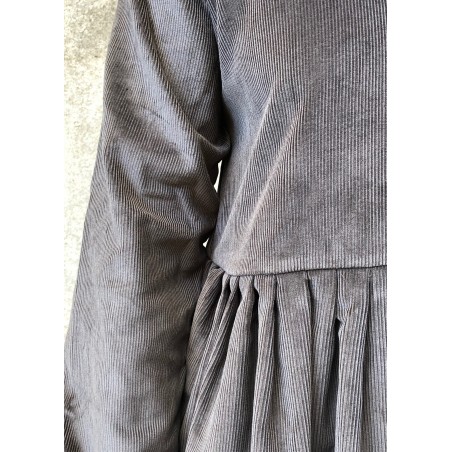 Robe à plis manches longues, velours gris