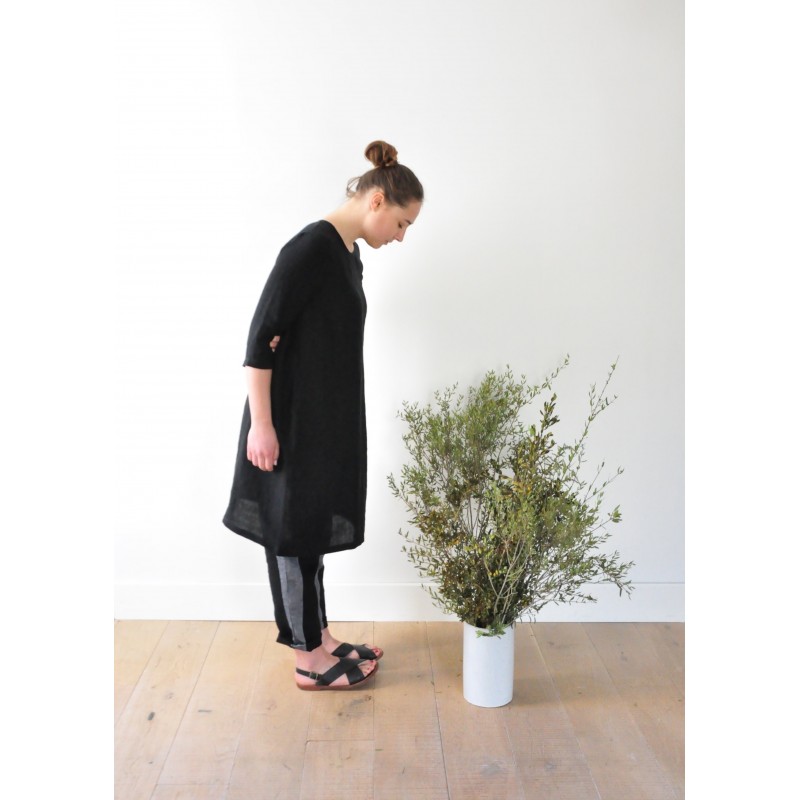 Flared dress, 3/4 sleeves, round neck, in black linen