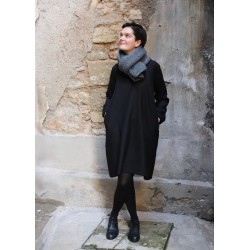 Robe évasée manches longues, col profond, flanelle noire