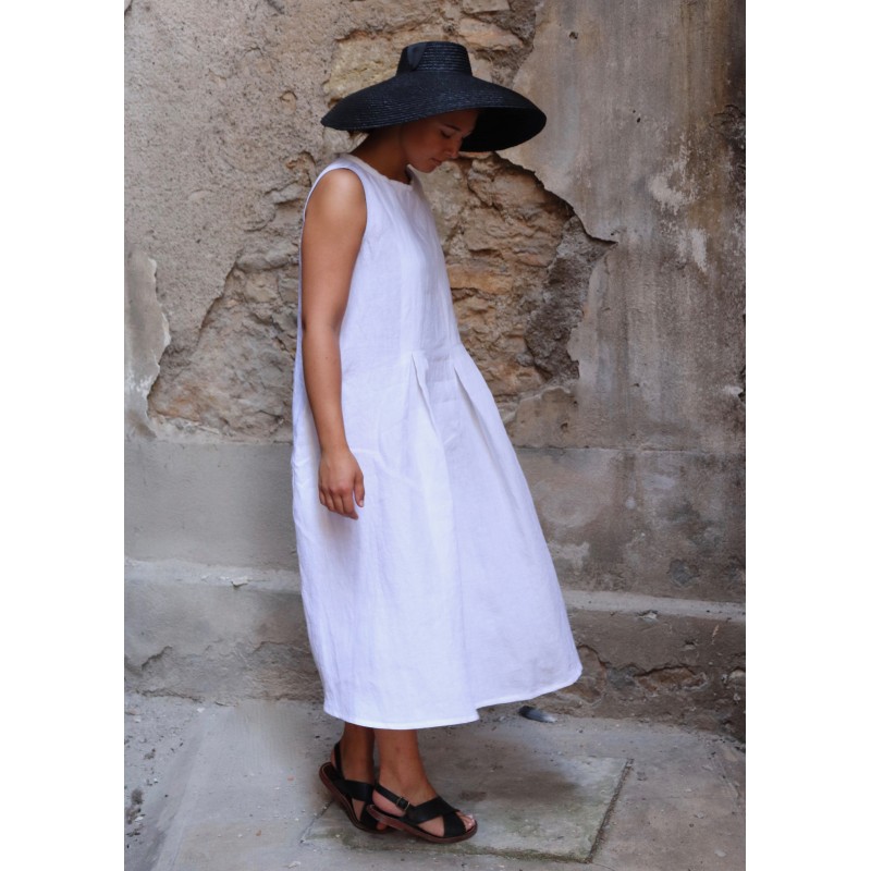 Sleeveless pleated dress, white linen