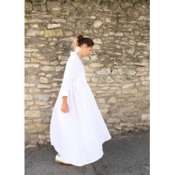 Robe longue à plis, lin blanc