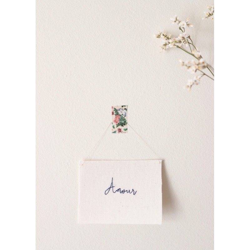 Embroided words "Amour"