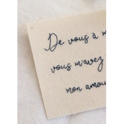 Embroided words "De vous à moi..."