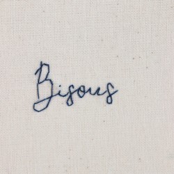 Petit mot brodé "Bisous"