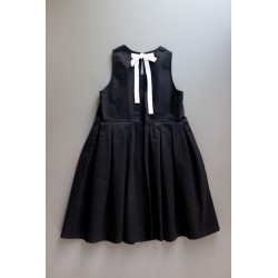 Robe longue nouée à plis, jean noir