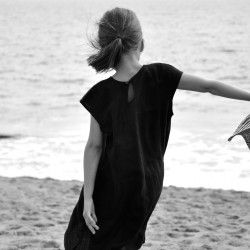 Flared dress, short sleeves, black linen