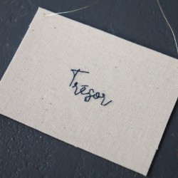 Petit mot brodé "Trésor"