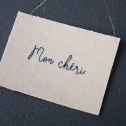 Embroided words "Mon chéri"