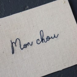 Embroided words "Mon chou"