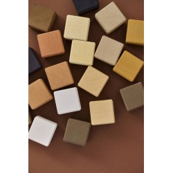 Cubes en bois, teintes de peaux