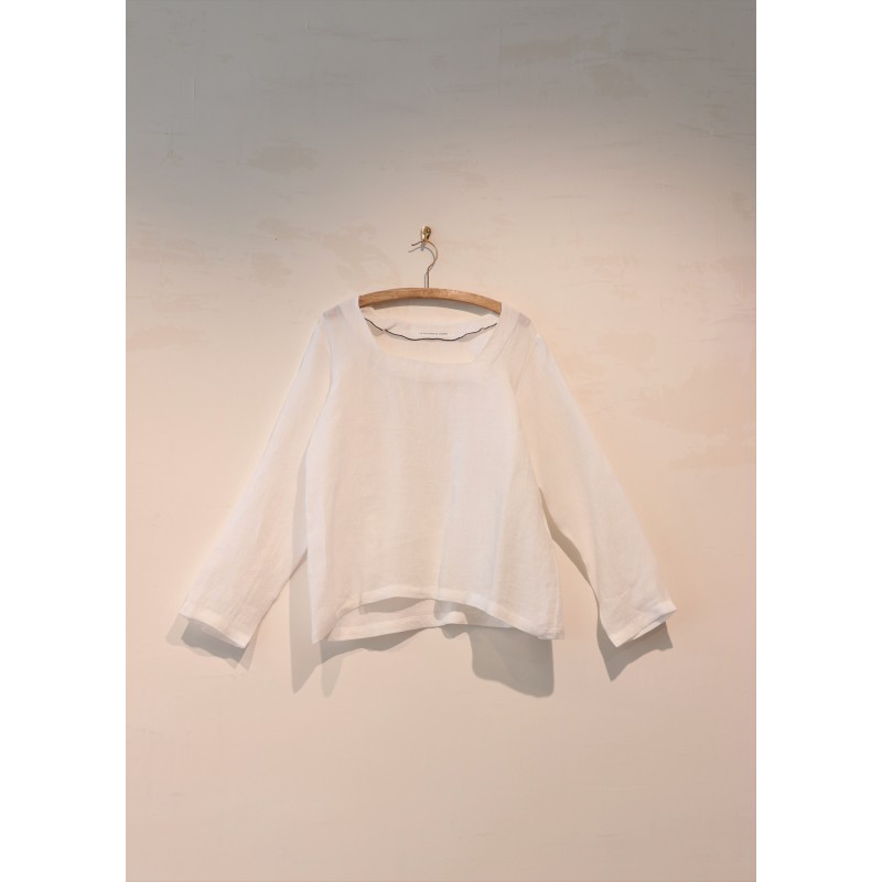 Long sleeves blouse squared neck, white linen